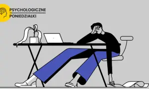 Zrezygnowany człowiek przy biurku, z ręką na czole, symbolizuje prokrastynację. Co to znaczy? To odkładanie zadań na później.