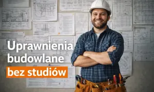 Uśmiechnięty mężczyzna w kasku i pasie narzędziowym, na tle planów budowlanych. Dowiedz się, jak zostać kierownikiem budowy bez studiów.