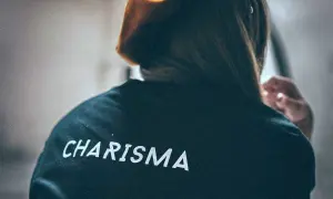 Plecy osoby w bluzie z napisem "CHARISMA".