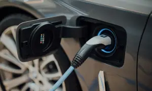Wtyczka ładowania podłączona do samochodu elektrycznego.