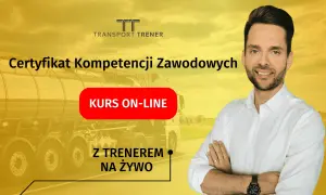 Kurs online na certyfikat kompetencji zawodowych z Transport Trener. Uśmiechnięty mężczyzna w białej koszuli, ciężarówka w tle.