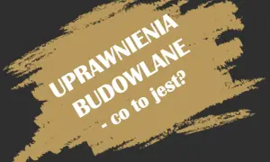 Napis "UPRAWNIENIA BUDOWLANE - co to jest?" na złotym pociągnięciu pędzla na ciemnym tle.