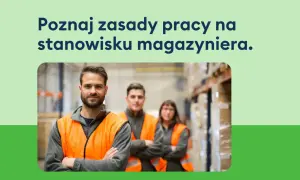 Trzech pracowników magazynu w kamizelkach odblaskowych, z przodu mężczyzna z rękami skrzyżowanymi na piersi.