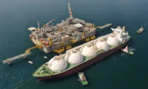 Statek LNG przy platformie wiertniczej, holowniki na morzu.