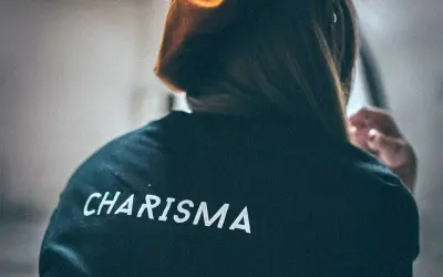 Plecy osoby w bluzie z napisem "CHARISMA".