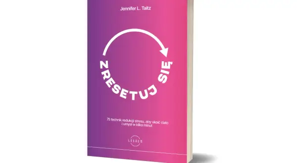 Okładka książki z napisem "Zresetuj się" i strzałką w okręgu, na tle gradientu fioletowo-różowego.