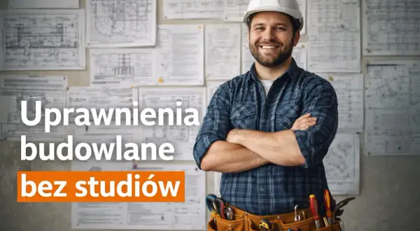 Uśmiechnięty mężczyzna w kasku i pasie narzędziowym, na tle planów budowlanych. Dowiedz się, jak zostać kierownikiem budowy bez studiów.