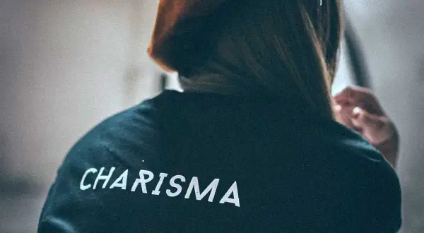 Plecy osoby w bluzie z napisem "CHARISMA".