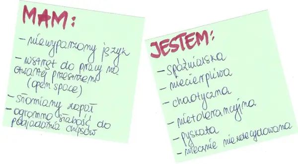 Dwie karteczki z wypisanymi ręcznie wadami: "MAM" i "JESTEM".