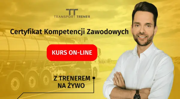 Kurs online na certyfikat kompetencji zawodowych z Transport Trener. Uśmiechnięty mężczyzna w białej koszuli, ciężarówka w tle.