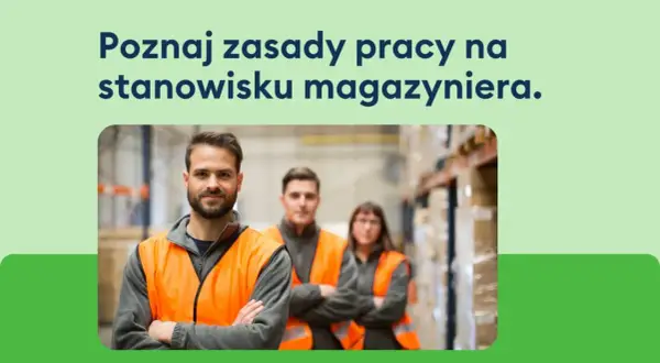 Trzech pracowników magazynu w kamizelkach odblaskowych, z przodu mężczyzna z rękami skrzyżowanymi na piersi.