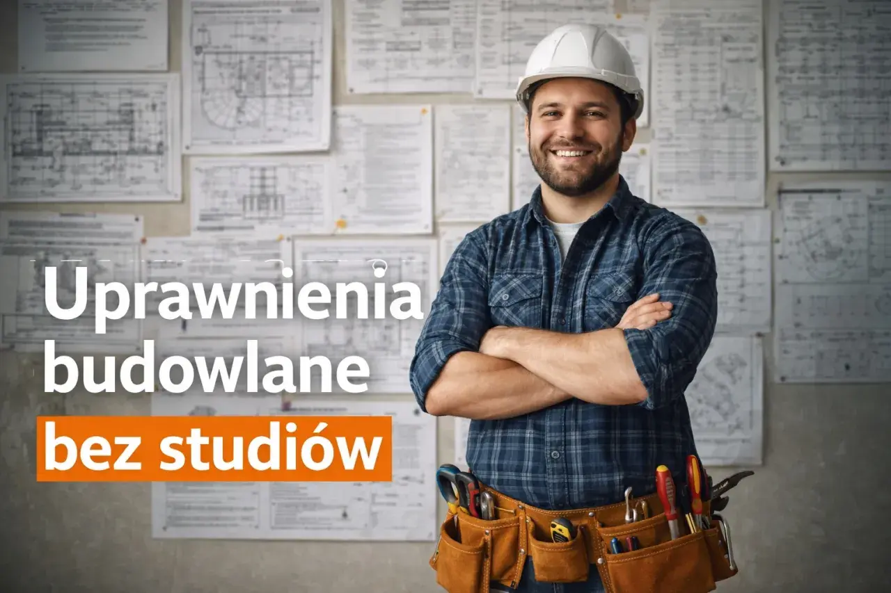 Uśmiechnięty mężczyzna w kasku i pasie narzędziowym, na tle planów budowlanych. Dowiedz się, jak zostać kierownikiem budowy bez studiów.