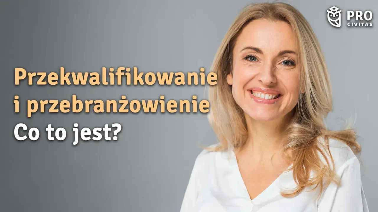 Uśmiechnięta kobieta na tle szarym z tekstem "Przekwalifikowanie i przebranżowienie. Co to jest?".