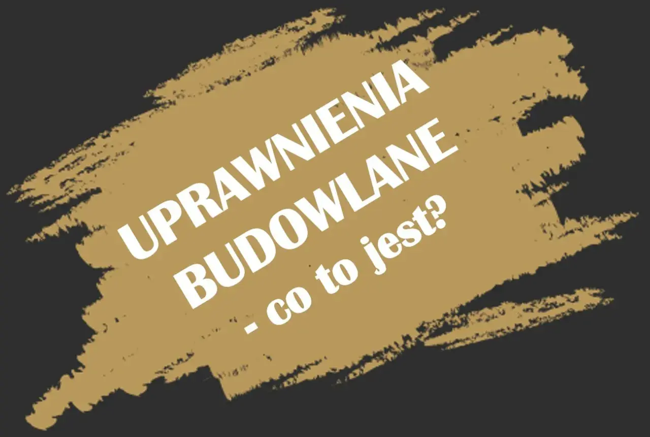 Napis "UPRAWNIENIA BUDOWLANE - co to jest?" na złotym pociągnięciu pędzla na ciemnym tle.