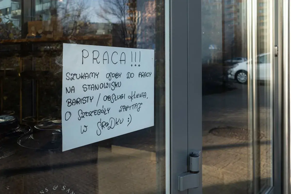 Szukamy pracownika na stanowisko baristy. Dobre cechy pracownika to punktualność i uśmiech do klienta. Zapytaj o szczegóły w środku.