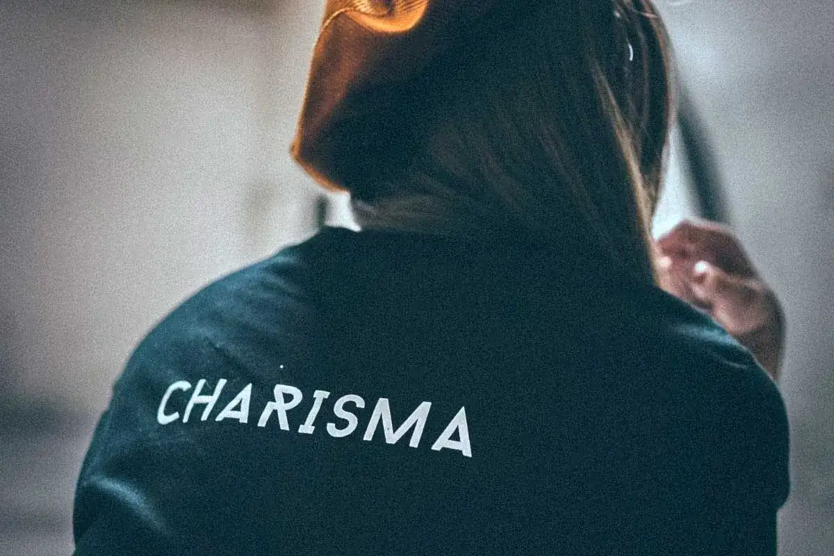 Plecy osoby w bluzie z napisem "CHARISMA".