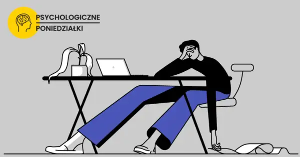Zrezygnowany człowiek przy biurku, z ręką na czole, symbolizuje prokrastynację. Co to znaczy? To odkładanie zadań na później.
