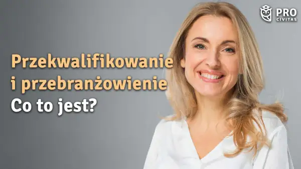 Uśmiechnięta kobieta na tle szarym z tekstem "Przekwalifikowanie i przebranżowienie. Co to jest?".