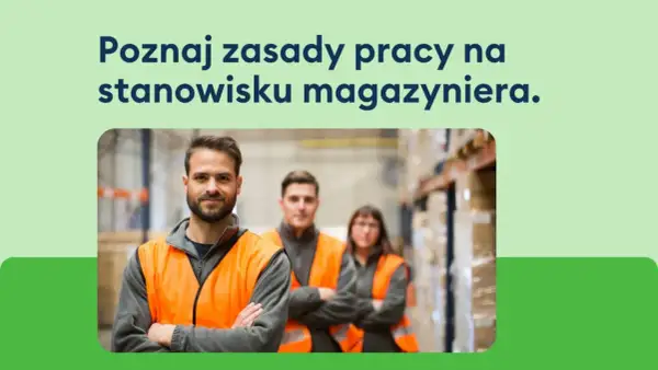 Trzech pracowników magazynu w kamizelkach odblaskowych, z przodu mężczyzna z rękami skrzyżowanymi na piersi.