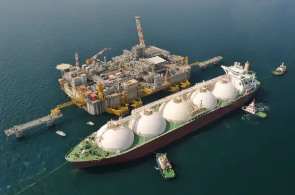 Statek LNG przy platformie wiertniczej, holowniki na morzu.